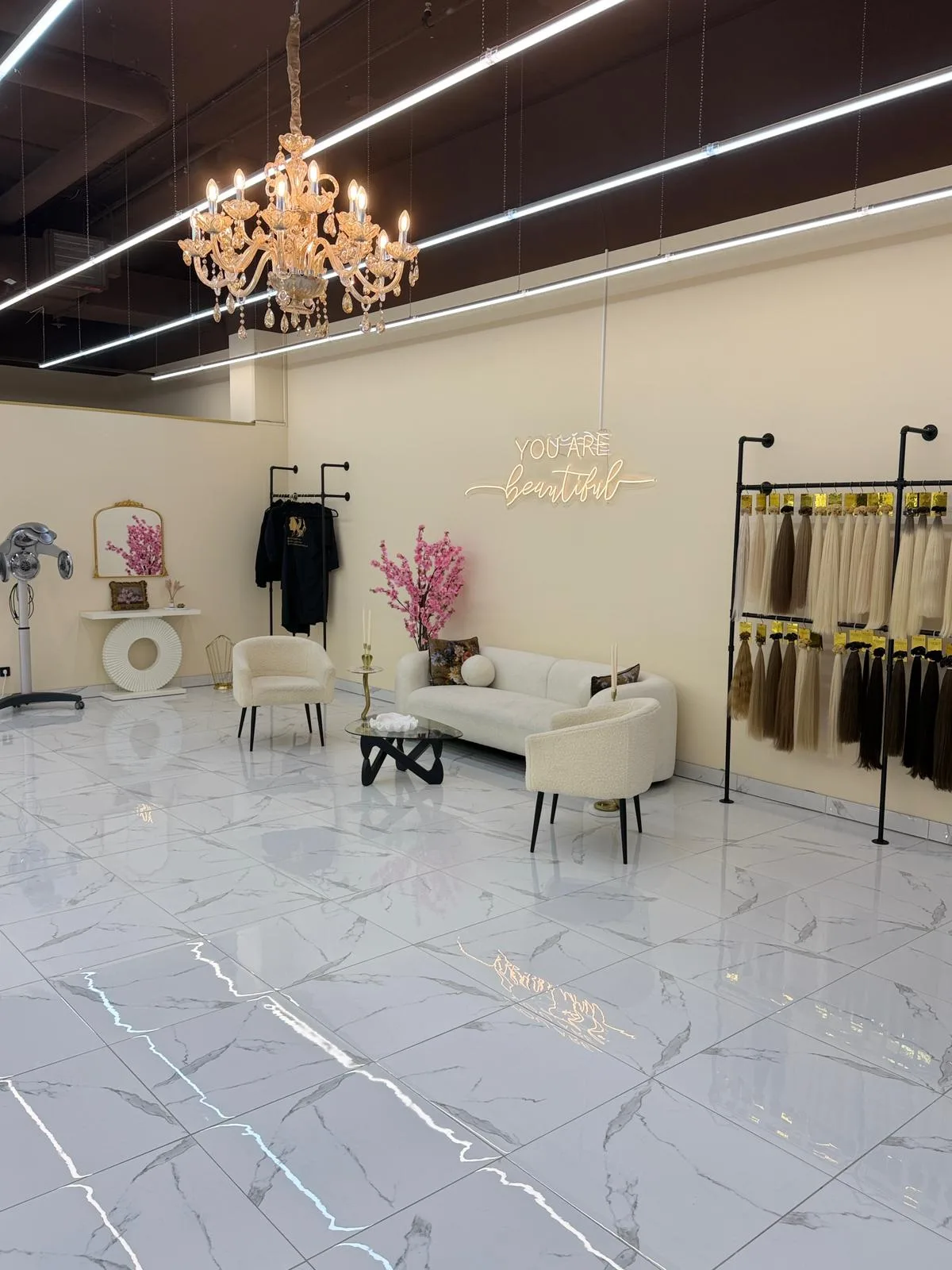 Salon Palmira Gesamtansicht mit Kronleuchter — Graz