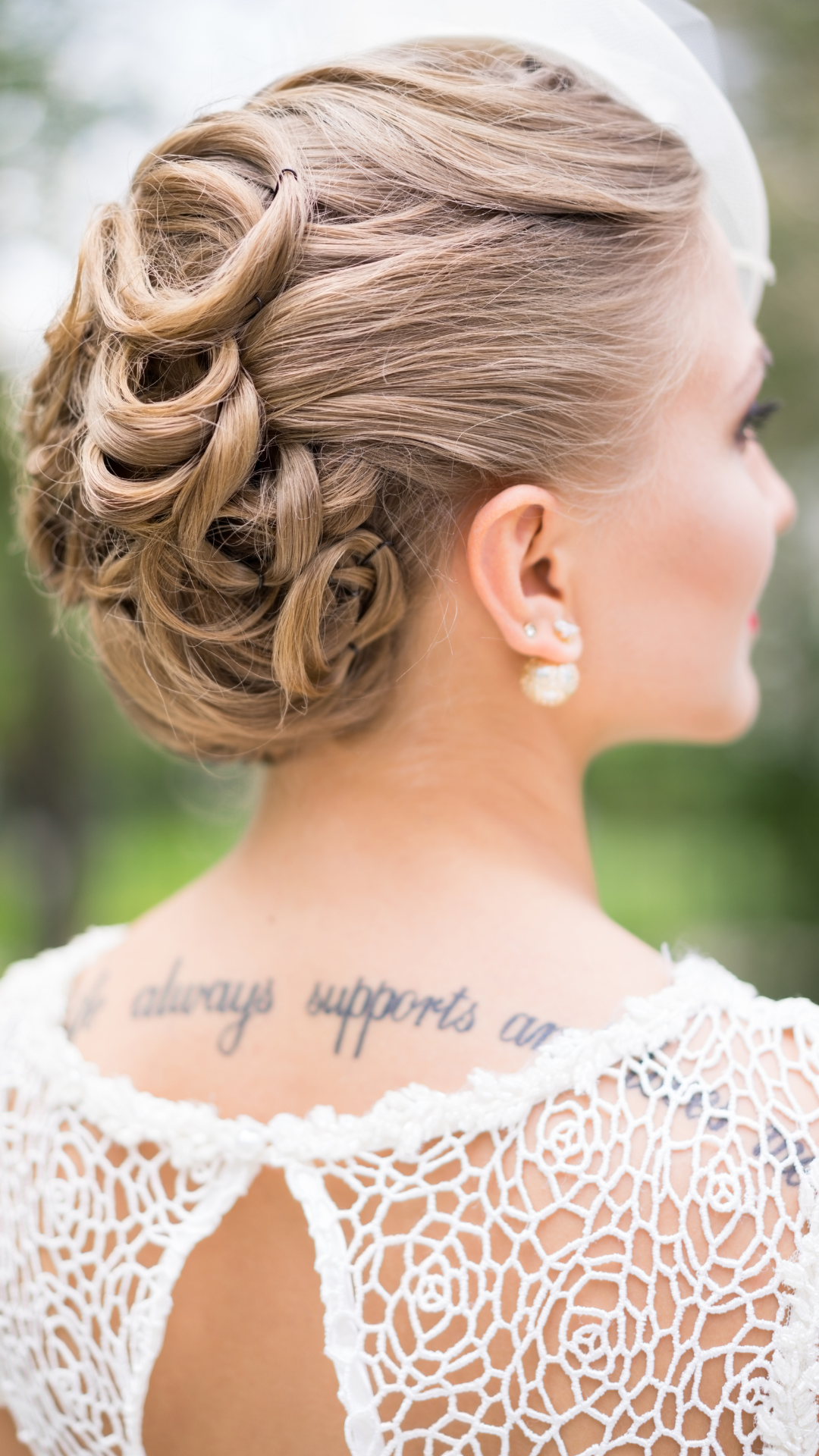 Eleganter Sleek Low Bun moderne Brautfrisur Salon Palmira Graz